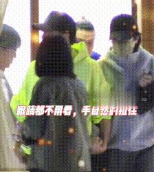 甜！“锋菲”合体会友聚餐，谢霆锋紧牵女友的手，菲姐小鸟依人_甜！“锋菲”合体会友聚餐，谢霆锋紧牵女友的手，菲姐小鸟依人_